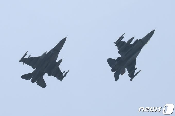[사진] 짝지어 비행하는 F-16 전투기