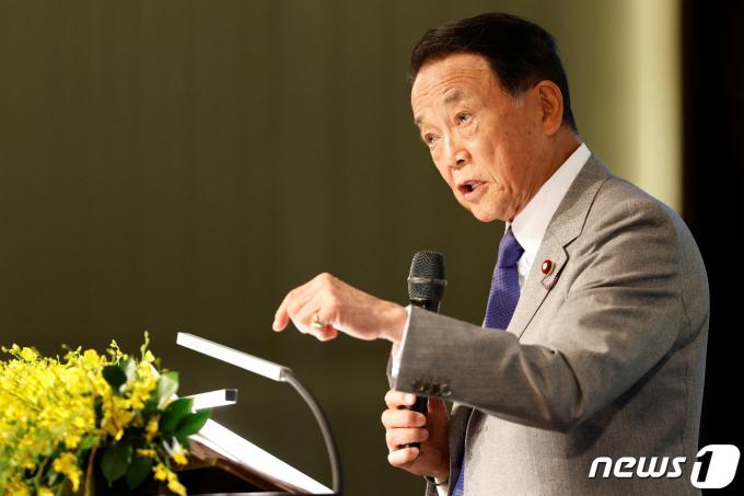 아소 다로 일본 자민당 부총재가 8일 (현지시간 ) 타이베이를 방문해 케타갈란 포럼서 연설을 갖고 