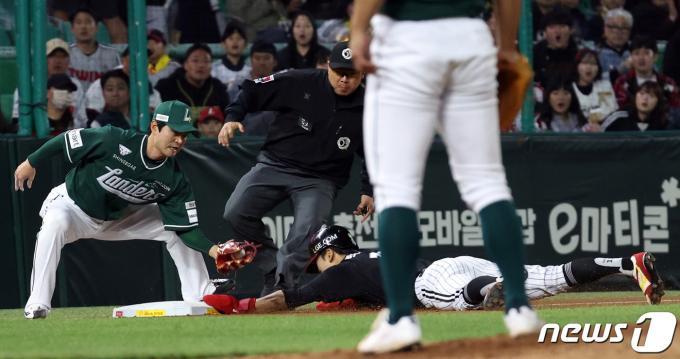 [사진] LG 박해민 '내 손이 먼저'