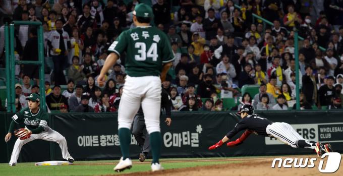 [사진] 3루 도루 성공시키는 박해민