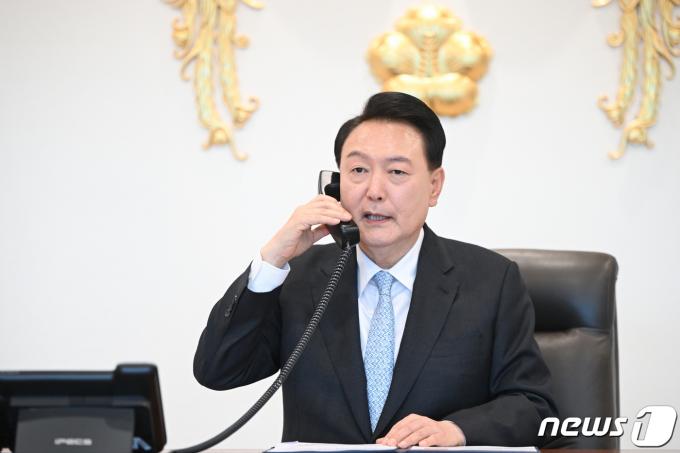 윤석열 대통령이 17일 용산 대통령실 청사에서 프라보워 수비안토 인도네시아 대통령 당선인과 전화 통화를 하고 있다. (대통령실 제공) 2024.4.17/뉴스1 ⓒ News1 오대일 기자