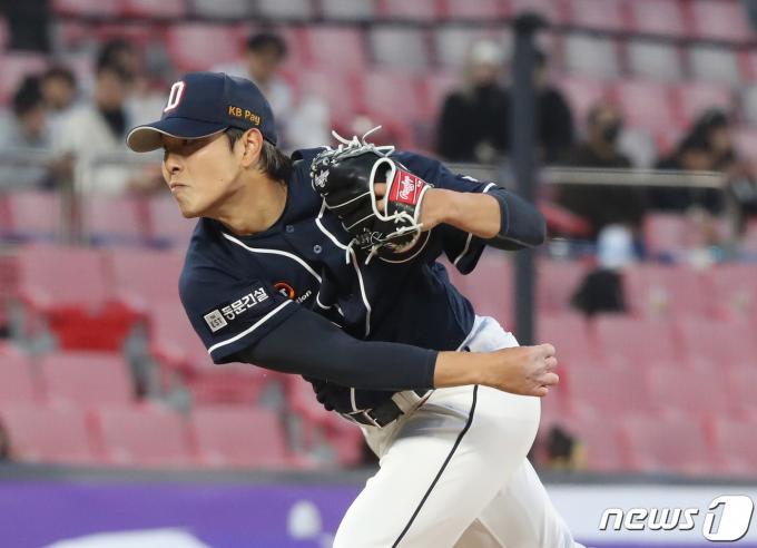 두산 베어스 최원준이 19일 키움과의 경기에 선발 등판해 3이닝 7피안타 5실점했다./뉴스1 ⓒ News1 김영운 기자