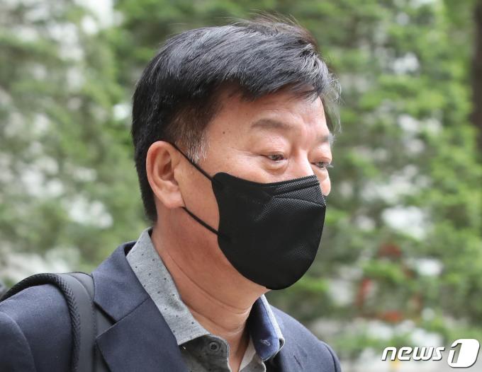 김홍희 전 해양경찰청장이 21일 오전 서울 서초구 서울중앙지방법원에서 열린 '서해 피격 사건 은폐 시도 및 월북몰이 혐의' 관련 재판에 출석하고 있다. (공동취재) 2023.4.21/뉴스1 ⓒ News1 유승관 기자