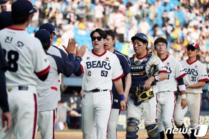 14일 오후 서울 송파구 잠실야구장에서 열린 프로야구 '2024 신한 SOL 뱅크 KBO리그' 두산 베어스와 LG 트윈스의 경기에서 9대5로 승리한 두산 선수들이 기쁨을 나누고 있다. 2024.4.14/뉴스1 ⓒ News1 이승배 기자