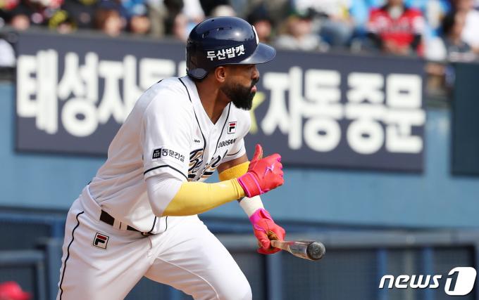 31일 서울 송파구 잠실야구장에서 열린 프로야구 '2024 신한 SOL 뱅크 KBO리그' KIA 타이거즈와 두산 베어스의 경기에서 6회말 두산 공격 무사 주자 1루 상황 라모스가 안타를 치고 1루로 향하고 있다. 2024.3.31/뉴스1 ⓒ News1 이승배 기자