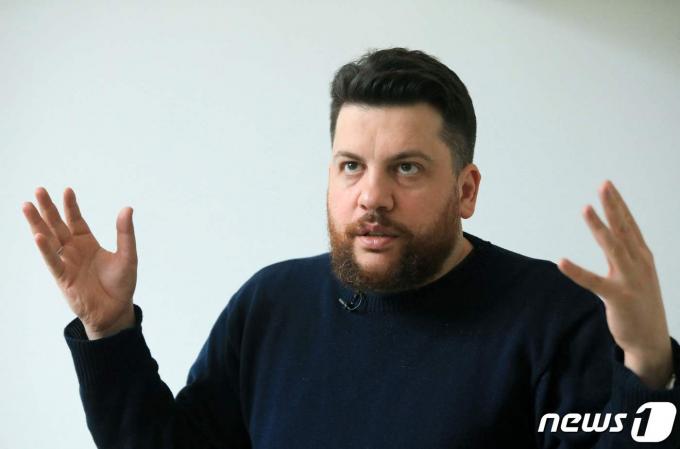 12일(현지시간) 옥중 의문사한 러시아 야권 운동가 알렉세이 나발니의 최측근 레오니드 볼코프가 리투아니아 빌뉴스에서 괴한에게 망치로 습격당했다. 사진은 2021년 3월 빌뉴스에서 인터뷰하는 볼코프. 2021.03.02/ ⓒ AFP=뉴스1 ⓒ News1 박재하 기자