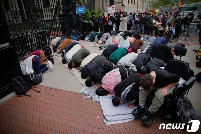 [사진] [포토] 미 뉴욕 컬럼비아대 앞에서 기도하는 친팔 시위대