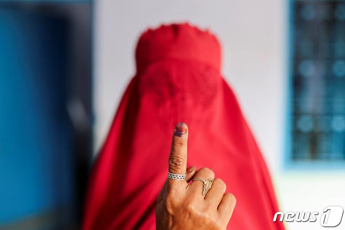 [사진] [포토] '투표했어요' 손가락 보이는 인도 여성