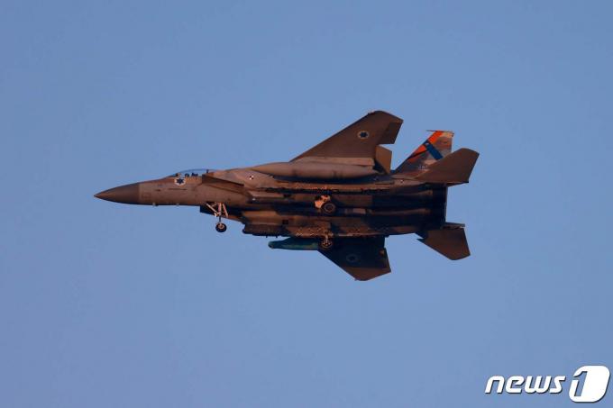 [사진] [포토] 이스라엘 상공 비행하는 이스라엘군 F-15 전투기