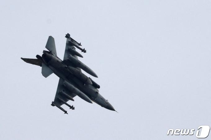 이스라엘 공군 F-16 전투기가 팔레스타인 가자지구 인근 상공을 비행하는 모습이 11일(현지시간) 가자지구와 인접한 이스라엘 남부도시 아슈켈론에서 포착됐다. 2023.12.11. ⓒ 로이터=뉴스1 ⓒ News1 김성식 기자