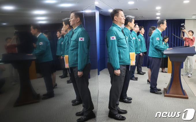한덕수 국무총리가 지난 19일 서울 종로구 정부서울청사에서 열린 의대증원 관련 특별 브리핑에서 거점국립대 총장 건의에 대한 정부입장을 발표하고 있다. 2024.4.19/뉴스1 ⓒ News1 허경 기자