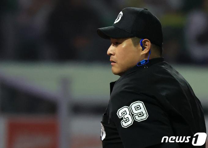 16일 오후 인천시 미추홀구 문학동 SSG랜더스필드에서 열린 프로야구 '2024 신한 SOL 뱅크 KBO리그' KIA 타이거즈와 SSG 랜더스의 경기, ABS 판정 시스템 수신 장비를 착용한 구명환 구심이 5회말 SSG 공격을 앞두고 그라운드 홈 플레이트 주변을 정리하고 있다. 2024.4.16/뉴스1 ⓒ News1 김진환 기자