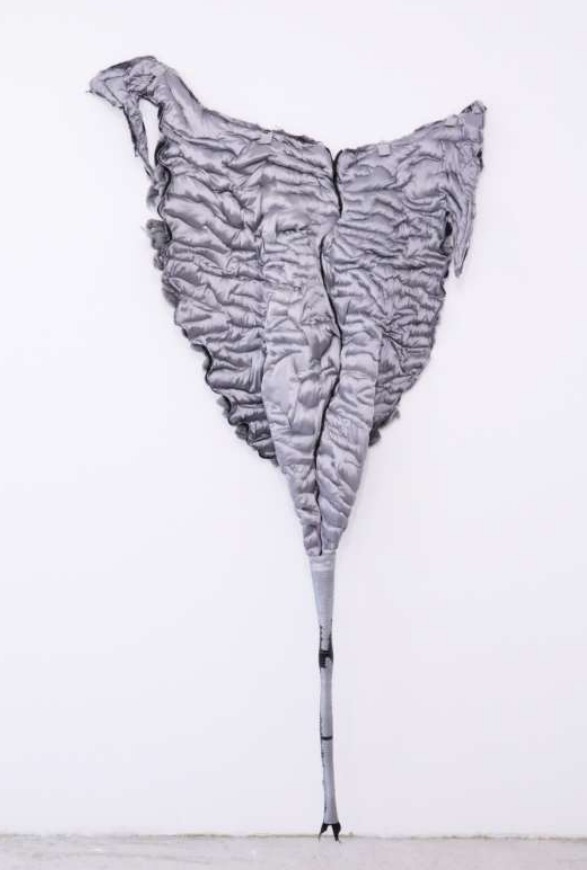 장효주, 허물 #1-2, 폴리우레탄, 실리콘, 지퍼, 양모, 천, 138x289x10 cm, 2023-2024. 지갤러리 제공.