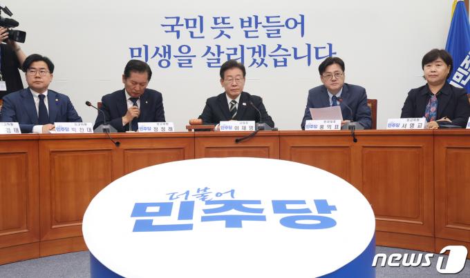 19일 서울 여의도 국회에서 열린 더불어민주당 최고위원회. 왼쪽부터 박찬채, 정청래, 이재명 대표, 홍익표 원내대표, 서영교 최고위원. 2024.4.19/뉴스1 ⓒ News1 ,송원영 기자