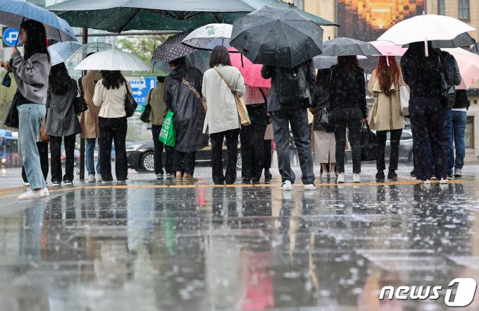 전국 대부분 지역에 비가 예보된 15일 오전 서울 광화문광장에서 우산을 쓴 시민들이 발걸음을 옮기고 있다. 2024.4.15/뉴스1 ⓒ News1 김도우 기자
