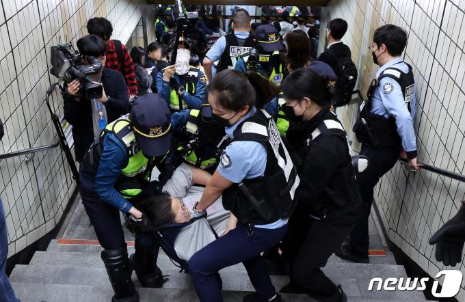 [사진] 경찰에 연행되는 장애인단체 회원