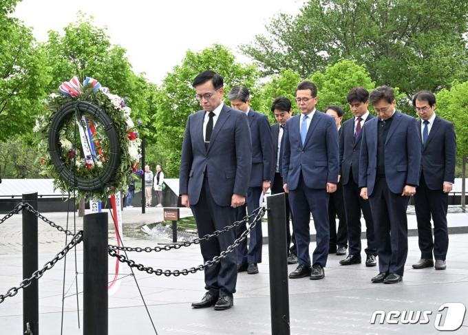 [사진] 최상목 부총리, 한국전 참전용사 기념공원 방문해 헌화