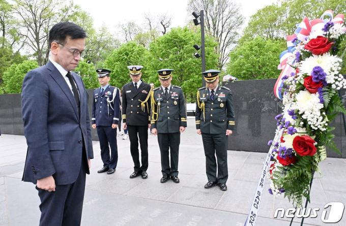 [사진] 최상목 부총리, 한국전 참전용사 기념공원 방문해 헌화