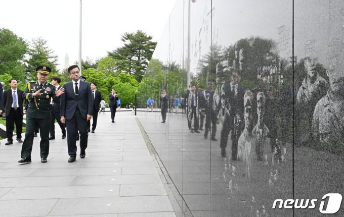 [사진] 참전용사 기념공원 찾은 최상목 부총리