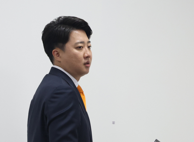 이준석 개혁신당 대표는 윤석열 대통령 지지율이 취임 후 최저인 23%를 기록한 데 대해 "윤 대통령의 지지층이 가정주부와 무직·은퇴층으로 좁혀졌다는 걸 의미한다"며 "회사를 다니거나 장사를 하는 분들은 다 대통령을 욕하고 있는 것"이라고 말했다.사진은 지난 19일  서울 여의도 국회에서 열린 최고위원회의에 참석한 이준석 개혁신당 대표. /사진=뉴스1