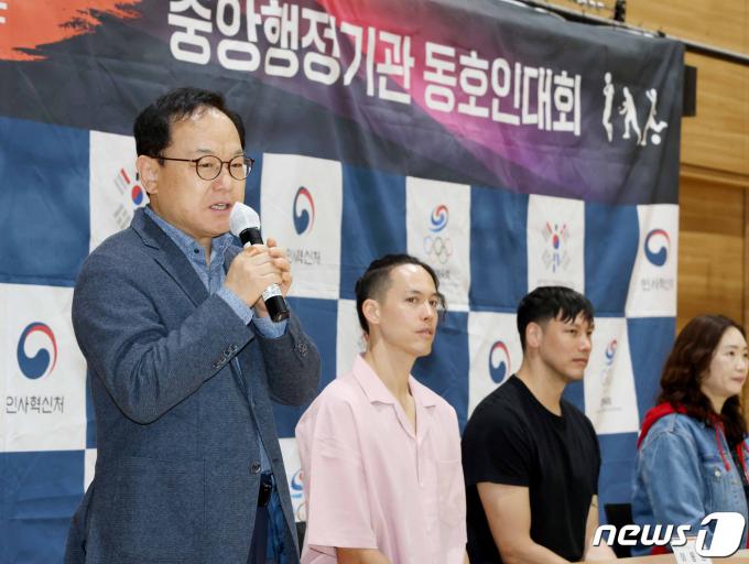 [사진] 김승호 인사혁신처장, 2024년 중앙행정기관 농구 동호인대회 인사말