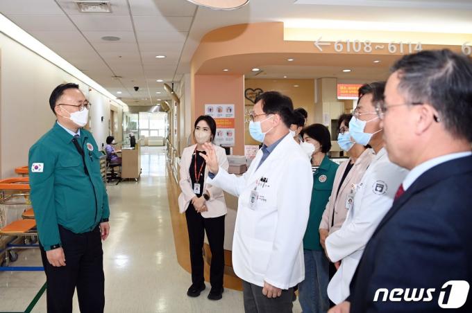 [사진] 의료체계 점검나선 이한경 재난안전관리본부장
