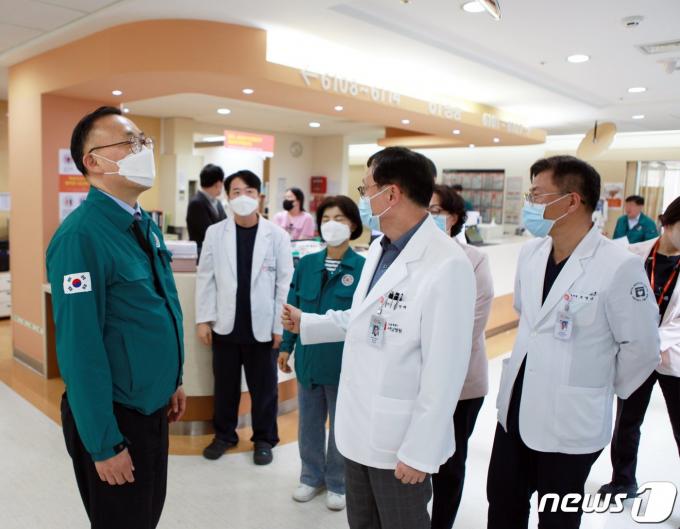 [사진] 의료체계 점검나선 이한경 재난안전관리본부장