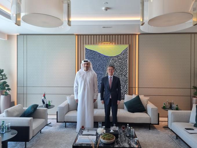 김홍균 외교부 1차관이 19일(현지시간) 칼둔 칼리파 알 무바락 아랍에미리트(UAE) 행정청장과 기념촬영하고 있다.(외교부 제공)