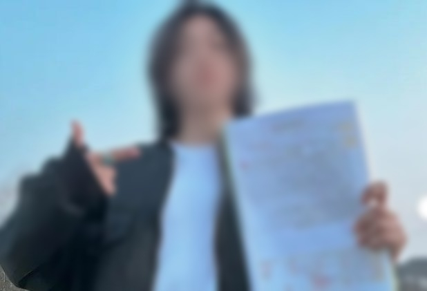 최근 인천에 이슬람 사원을 짓겠다고 나서 논란의 중심에 선 한국인 유튜버의 계획이 무산됐다. 사진은 지난 13일 커뮤니티에 토지매매계약서를 들고 있는 모습. /사진=유튜브 캡처