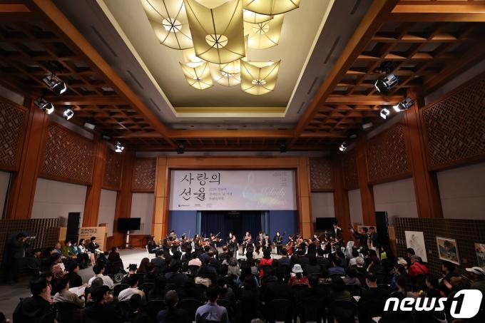[사진] '장애인의 날' 청와대서 감상하는 시각장애인들의 하모니
