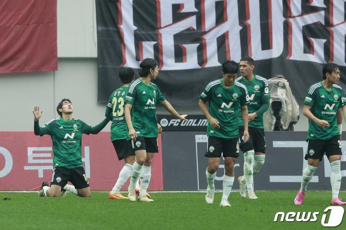 [사진] 선제골 넣은 송민규