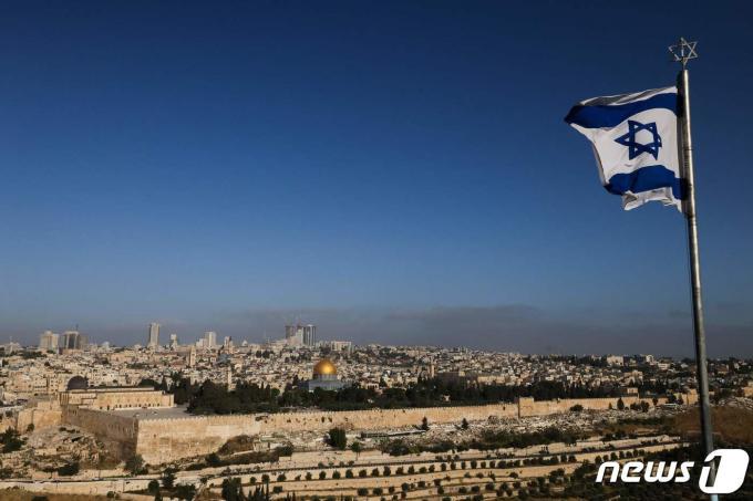 19일 알아크사 모스크 등 예루살렘 구시가 전경이 내려다 보이는 올리브산 정상에 게양된 이스라엘 국기가 펄럭이고 있다. 2024.04.19 ⓒ AFP=뉴스1 ⓒ News1 정지윤기자
