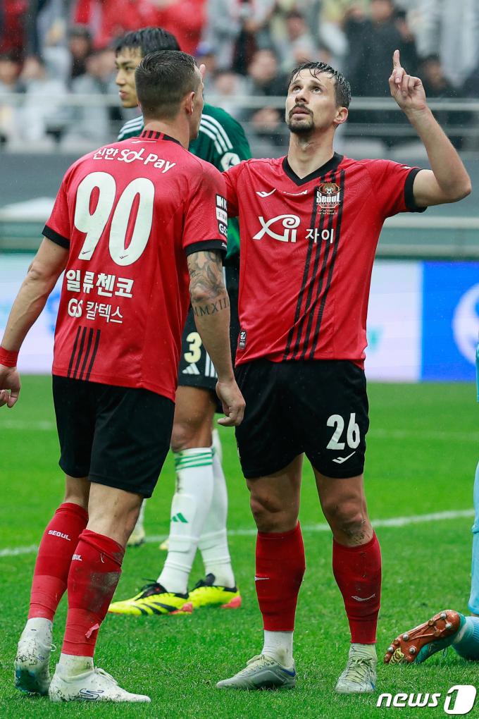 [사진] 팔로세비치 '앞서가자'