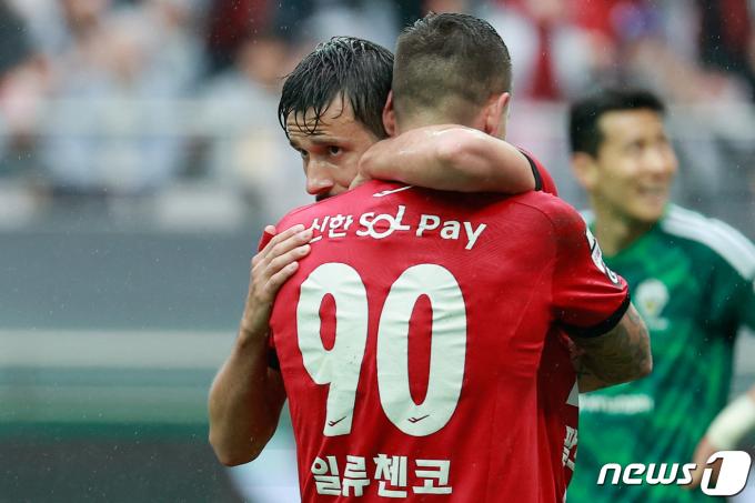 [사진] 일류첸코와 포옹하는 팔로세비치