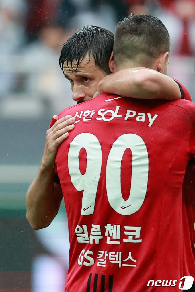 [사진] 일류첸코와 포옹하는 팔로세비치