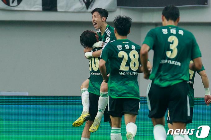 [사진] 이영재 '동점골로 따라간다'