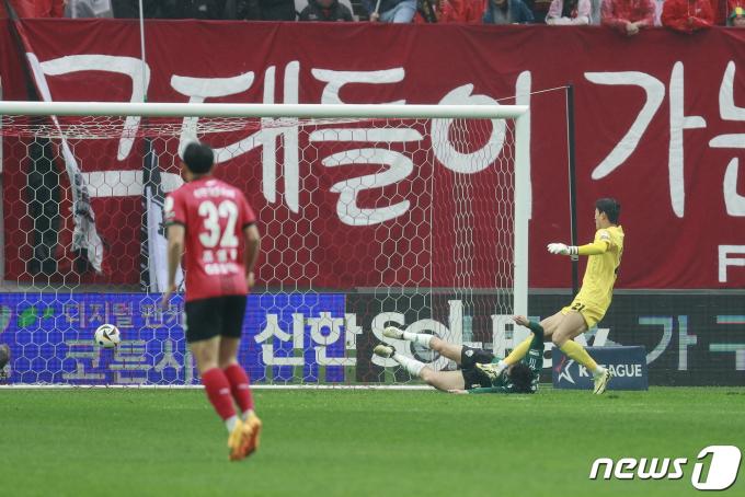 20일 오후 서울 마포구 월드컵경기장에서 열린 '프로축구 하나은행 K리그1 2024 8라운드' FC서울과 전북 현대의 경기 전반전, 전북 송민규가 선제골을 넣고 있다. 2024.4.20/뉴스1 ⓒ News1 안은나 기자