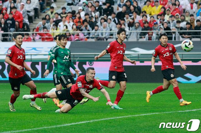 20일 오후 서울 마포구 월드컵경기장에서 열린 '프로축구 하나은행 K리그1 2024 8라운드' FC 서울과 전북 현대 모터스의 경기 전반전, 서울 일류첸코가 헤딩슛을 날리고 있다. VAR 결과 오프사이드 판정. 2024.4.20/뉴스1 ⓒ News1 안은나 기자