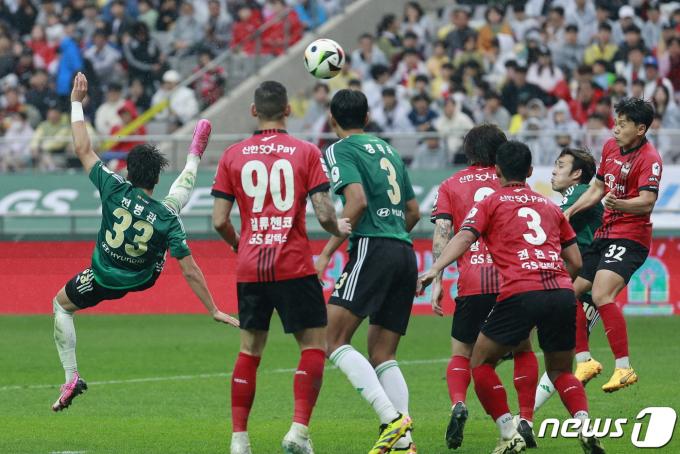 20일 오후 서울 마포구 월드컵경기장에서 열린 '프로축구 하나은행 K리그1 2024 8라운드' FC 서울과 전북 현대 모터스의 경기 후반전, 전북 전병관이 팀의 세번째 골을 넣고 있다. 2024.4.20/뉴스1 ⓒ News1 안은나 기자