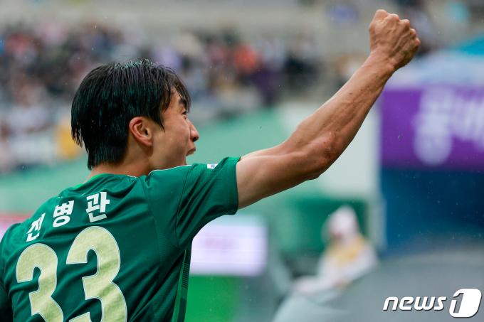 [사진] 전병관, 서포터즈 향해 '주먹 불끈'