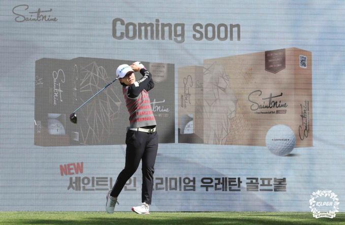최은우가 19일 경남 김해 가야CC에서 열린 '넥센 세인트나인 마스터즈2024' 1라운드 15번 홀에서 티샷을 하고 있다. (KLPGT 제공) 2024.4.19/뉴스1
