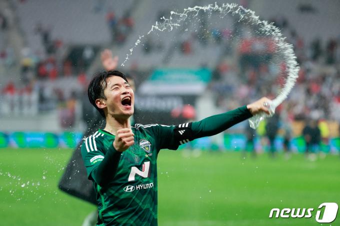 [사진] 김진수 '물 뿌리며 환호'