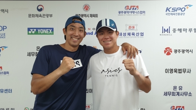 광주오픈 챌린저 테니스대회 복식에서 우승을 차지한 송민규(왼쪽)와 이재문. (대한테니스협회 제공)