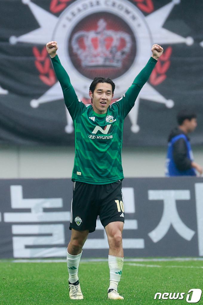 [사진] 송민규 '두팔 번쩍'