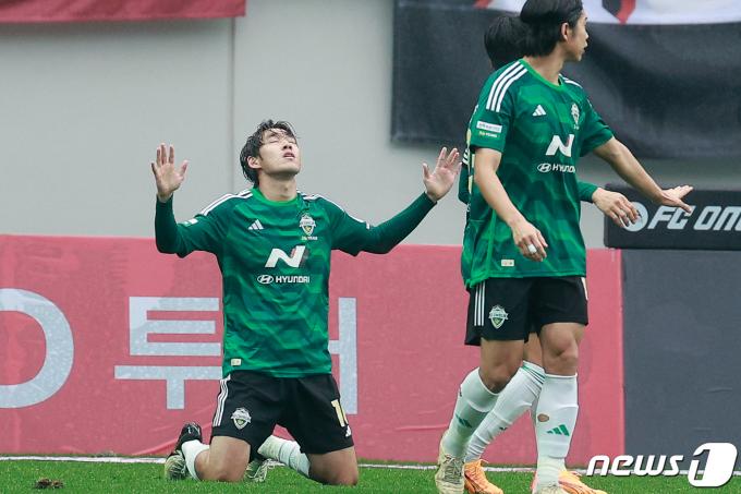 [사진] 선제골 세리머니하는 송민규