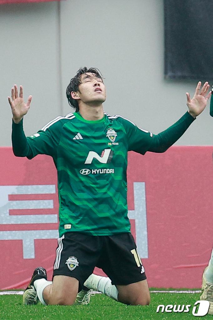 [사진] 선제골 세리머니하는 송민규