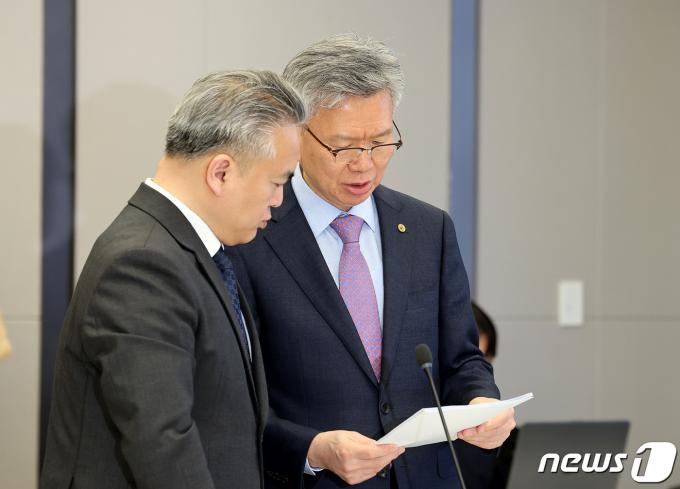 김택우 대한의사협회 비상대책위원장이 20일 서울 용산구 대한의사협회에서 열린 비상대책위원회 제9차 회의에 앞서 관계자와 대화를 나누고 있다. 이날 비대위는 정부가 의대생 증원 규모를 대학별 여건에 맞춰 자율 조정할 수 있도록 한 것에 대한 대응 방안 등을 논의한다. 2024.4.20/뉴스1 ⓒ News1 박지혜 기자