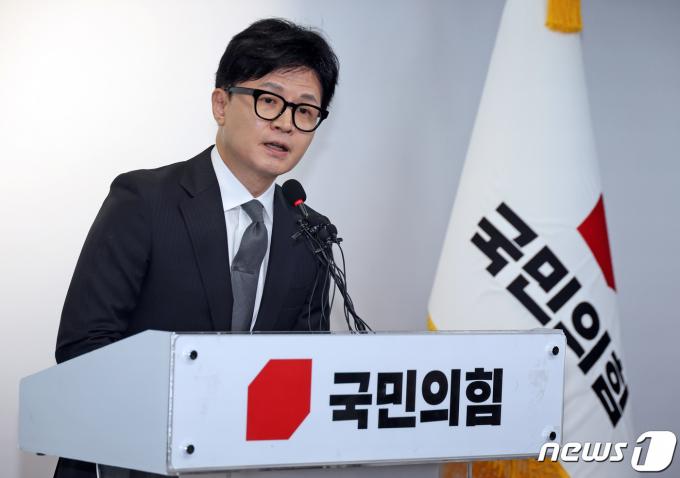 한동훈 국민의힘 비상대책위원장 겸 총괄선거대책위원장이 11일 오전 서울 여의도 중앙당사에서 위원장직 사퇴 입장을 밝히고 있다.(공동취재) 2024.4.11/뉴스1 ⓒ News1 구윤성 기자