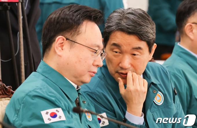 이주호 사회부총리 겸 교육부 장관과 조규홍 보건복지부 장관이 19일 서울 종로구 정부서울청사에서 열린 의사집단행동 중앙재난안전대책본부 회의에서 대화하고 있다. 2024.4.19/뉴스1 ⓒ News1 허경 기자