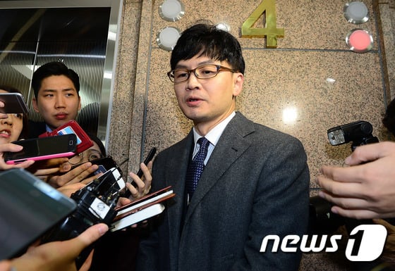 '최순실 국정농단' 사태 규명을 위해 꾸려진 박영수 특별검사팀의 파견검사인 한동훈 대검찰청 부패범죄특별수사단 2팀장이 2016년 12월 6일 오전 서울 서초구 법무법인 강남 사무실에서 박영수 특별검사와 면담을 마친 후 나서며 취재진 질문에 답하고 있다. 2016.12.06/뉴스1 ⓒ News1 DB